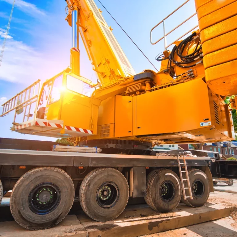 La grue de levage sur pneus facilite la mobilité de celle-ci