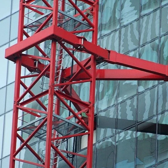 l'ancrage façade permet de réduire l'effet de torsion causé par le vent sur une grue de levage ayant un mât assez long