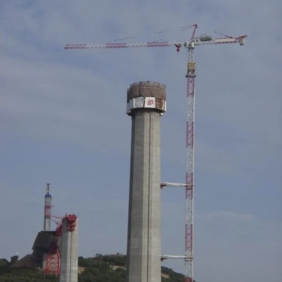 l'ancrage façade de la grue de levage réduit le bras de levier de son mât grâce à ses ancrages au long de l'édifice.