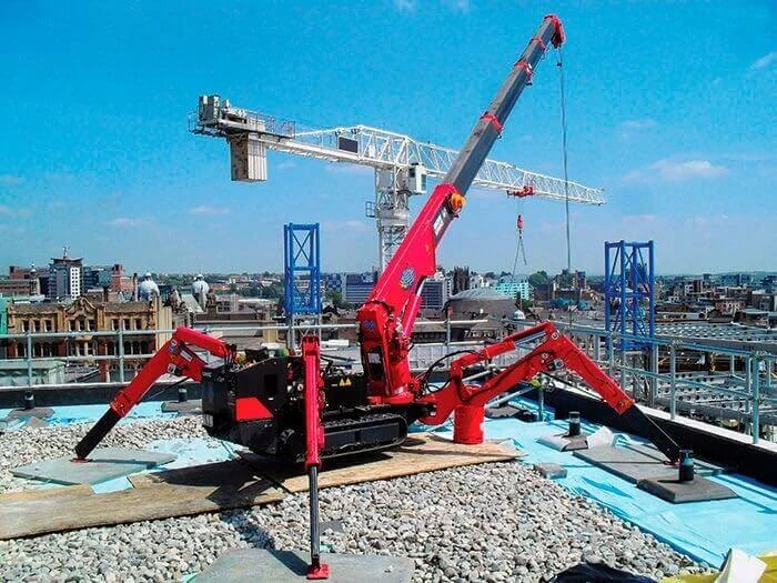 Grâce à sa petite taille, la grue araignée est très maniable