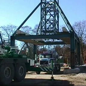 le montage sur portique de la grue de levage permet de réduire l'emprise au sol et ainsi libère de l'espace